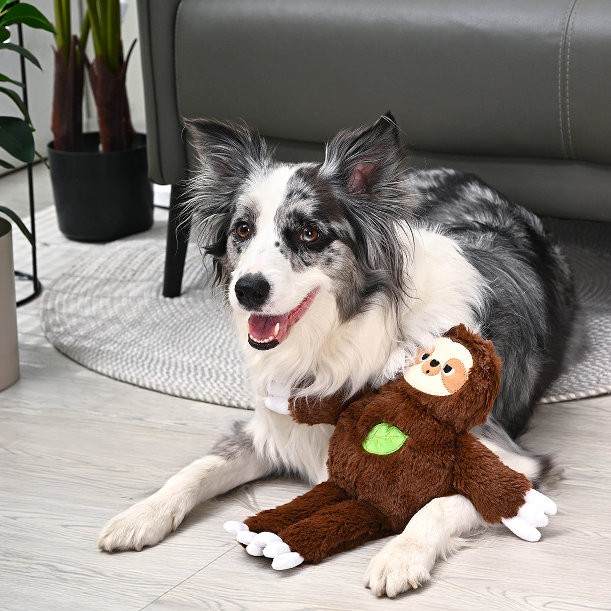 Hugsmart Jungle Tails Sloth Dog Toy – texture detail